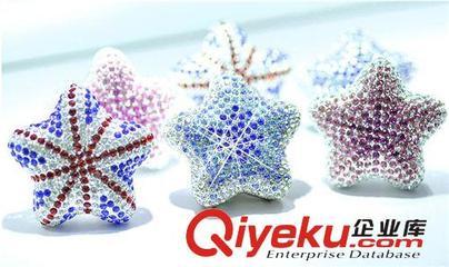 DAD鑲鉆五角星風口香水 鑲鉆五角星汽車飾品 水晶鉆海星風口香膏-饒平縣海山路士達汽車裝飾用品經營部提供DAD鑲鉆五角星風口香水 鑲鉆五角星汽車飾品 水晶鉆海星風口香膏的相關介紹、產品、服務、圖片、價格饒平縣海山路士達汽車裝飾用品經營部、汽車防爆膜;汽車改裝件;LED燈;汽車飾品;汽車香水;車載小電器;車衣